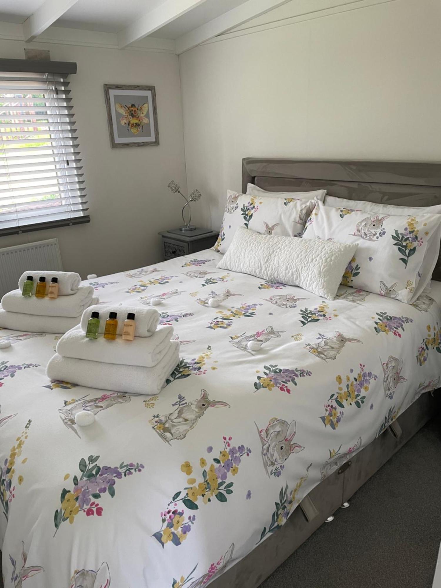 Lakeview Lodge, No Tradesmen Allowed Apartment