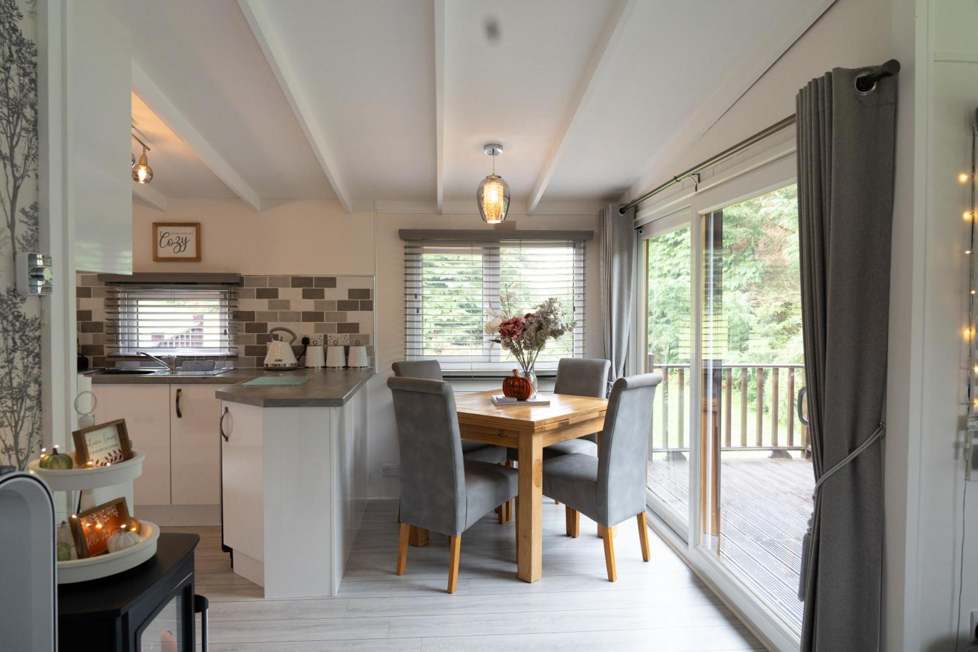 Lakeview Lodge, No Tradesmen Allowed *